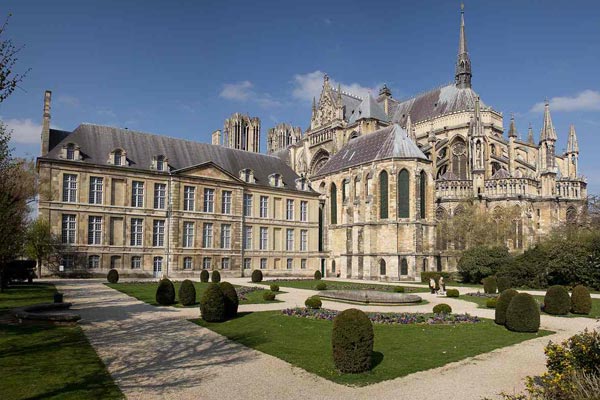 El-palacio-de-Tau-de-Reims-paris-virgen-milagrosa