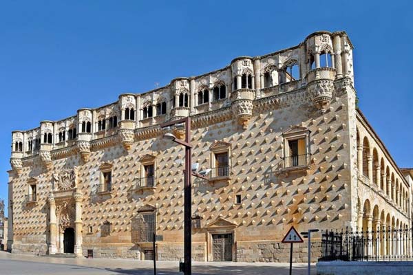 Palacio de los duques del Infantado en Guadalajara. aparicion a san ildefonso maria por el mundo