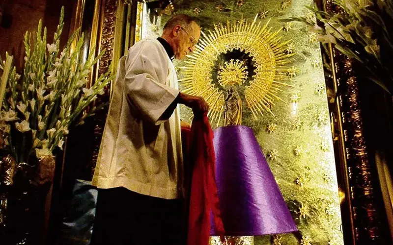 En este momento estás viendo ¿Cuántos Mantos tiene la Virgen del Pilar de Zaragoza?