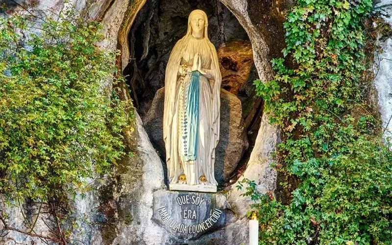 En este momento estás viendo 18 Apariciones de La Virgen de Lourdes