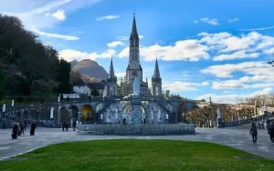 Lee más sobre el artículo Oración a la Virgen de Lourdes