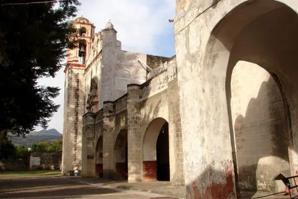 Monasterios de principios del siglo XVI en las laderas de Popocatepetl