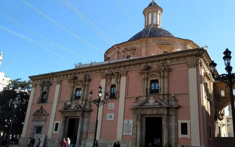En este momento estás viendo 10 lugares que visitar cerca de la Basílica de Nuestra Señora de los Desamparados en Valencia