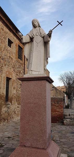 Estatua-de-Sor-Maria-Jes£s-de-Agreda.-Distancia-a-Zaragoza,-88,7-Km.