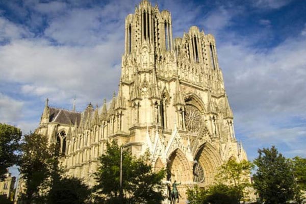 La-Catedral-de-Notre-Dame-de-Reims-paris-virgen-milagrosa