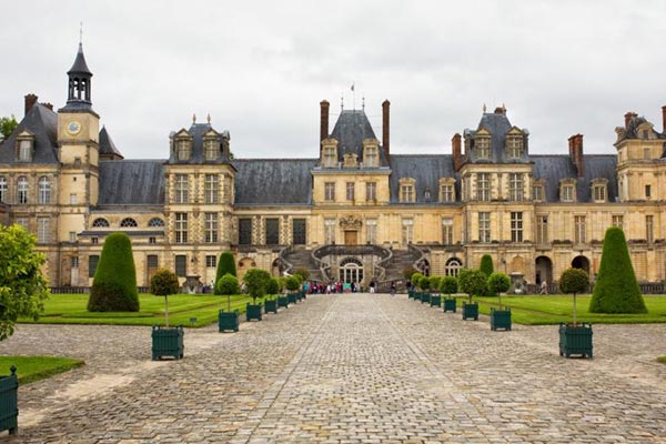 Palacio Real de Fontaineblau paris virgen milagrosa