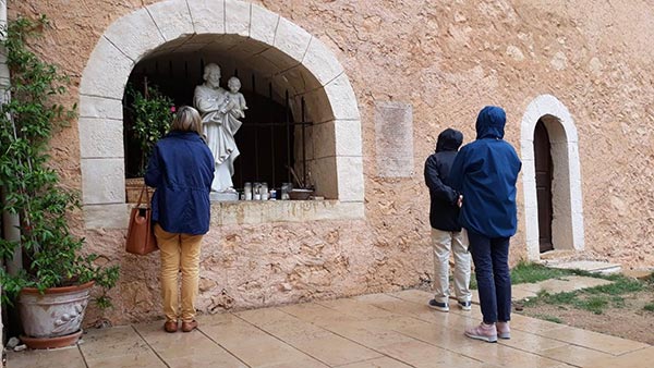 adela-rezando-Santuario-de-San-Jose-de-Cotignac-maria-por-el-mundo
