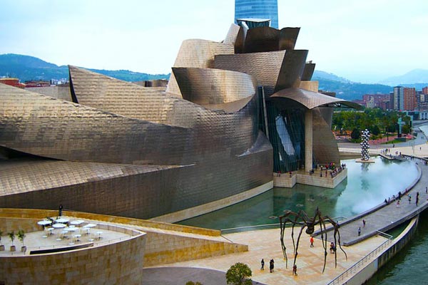 Museo-Guggenheim-bilbao-virgen-de-umbe-maria-por-el-mundo