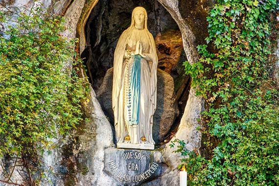 Nuestra-Señora-de-Lourdes-maria-por-el-mundo