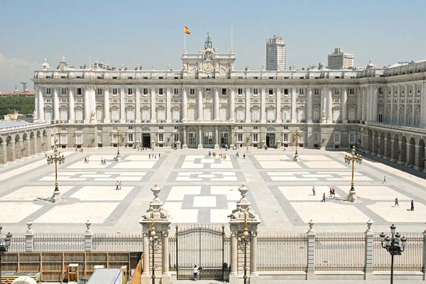 palacio-real-madrid-virgen-del-olvido-maria-por-el-mundo