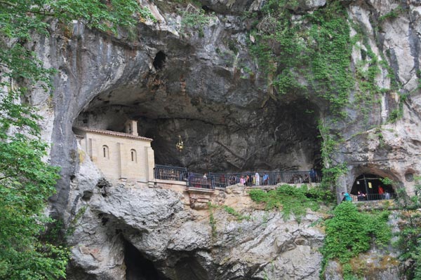 santa cueva virgen de covadonga maria por elmundo