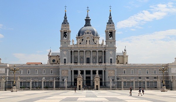 catedral-la-almudena-madrid-maria-por-el-mundo