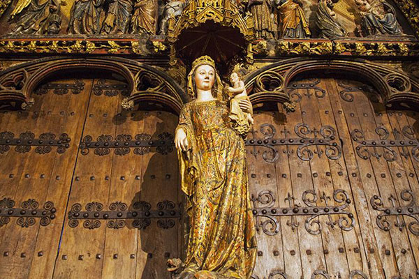 detalle-virgen-portico-iglesia-santa-maria-de-los-reyes