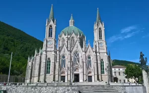 Santuario-Addolorata-de-Castelpetroso-(Italia)