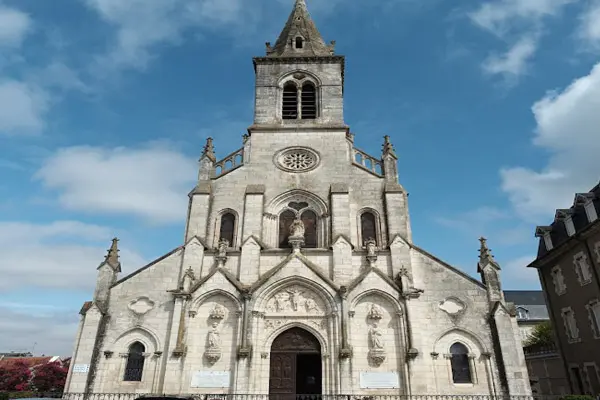 Exterior-de-la-Iglesia-de-Nuestra-Señora-del-Sagrado-Corazón-en-Issoudun