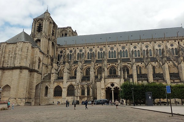 Fachada-lateral-de-la-Catedral-de-Bourges