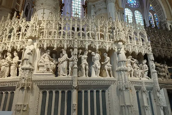 Interior-de-la-Catedral-de-Chartres-(II)