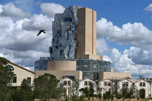 La-torre-en-Arlés-de-Frank-Gehry