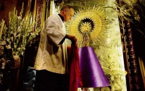 Lee más sobre el artículo ¿Cuántos Mantos tiene la Virgen del Pilar de Zaragoza?