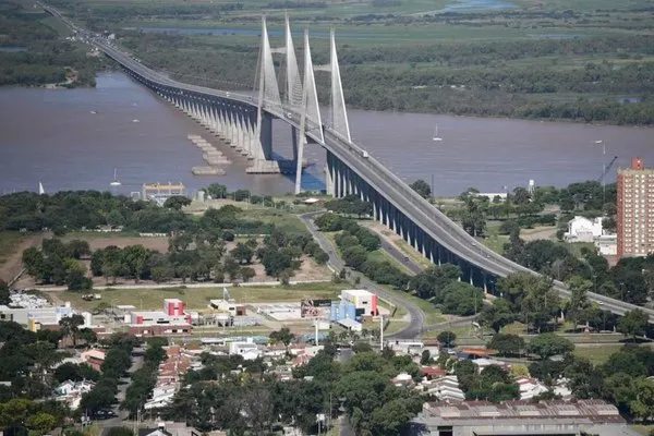 Puente que une la ciudad de Victoria con Rosario