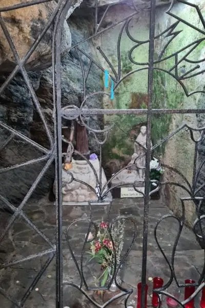 Cueva de la imagen de La Virgen de La Peคa de Francia