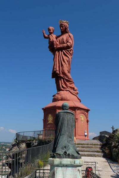 Santuario de La Peña de Francia Estatua de Nuestra Seคora de Francia. Puy en Velay
