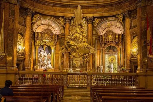 Interior de la Basilica del Pilar