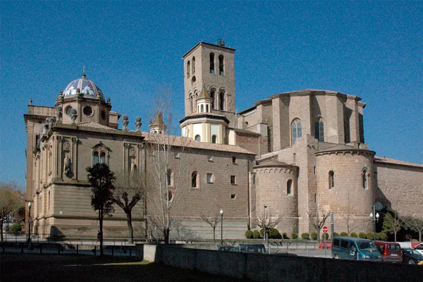 Catedral gótica de Solsona con la Virgen del Claustre, románico catalán