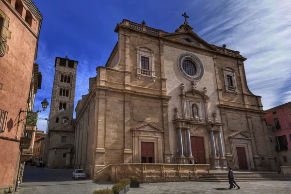 Catedral de Vic con campanario del siglo XI, arte medieval catalán