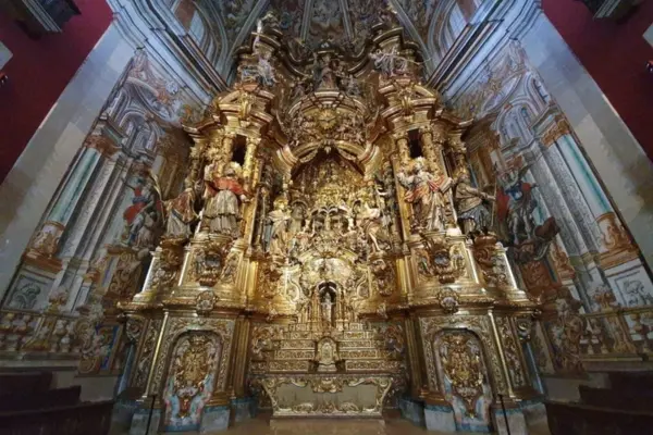 Santuari del Miracle en Riner, monasterio benedictino con retablo barroco catalán