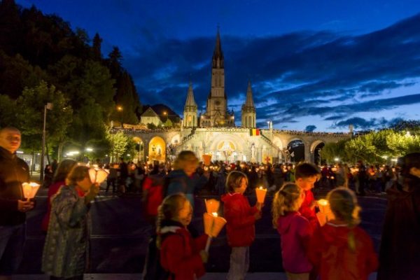 Procesión de antorchas con un centenar de personas congregados frente al santuario de Nuestra Señora de Lourdes| María por el Mundo